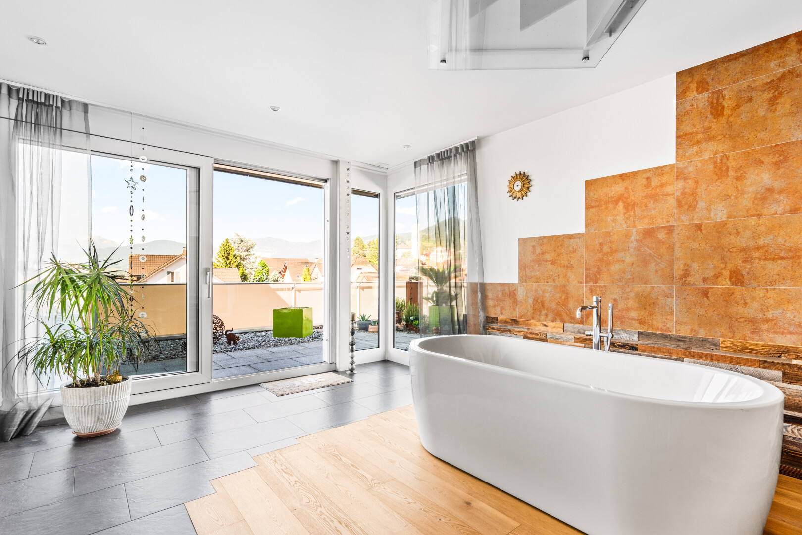 wohnzimmer mit fliesenwand, tile wall, inside property, day time, und natürliches licht