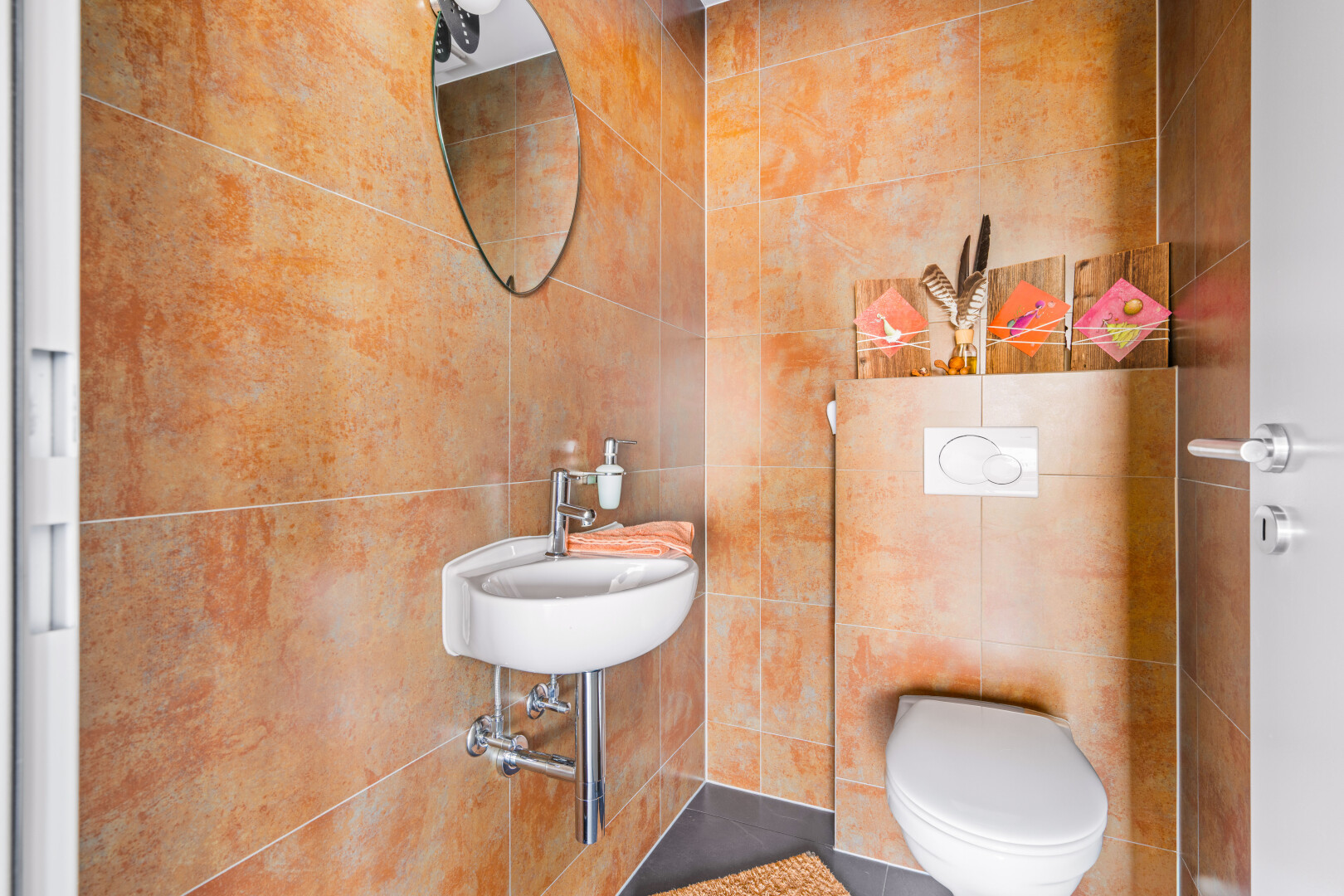 bad mit fliesenwand, tile wall, gäste-wc, spiegel, und inside property