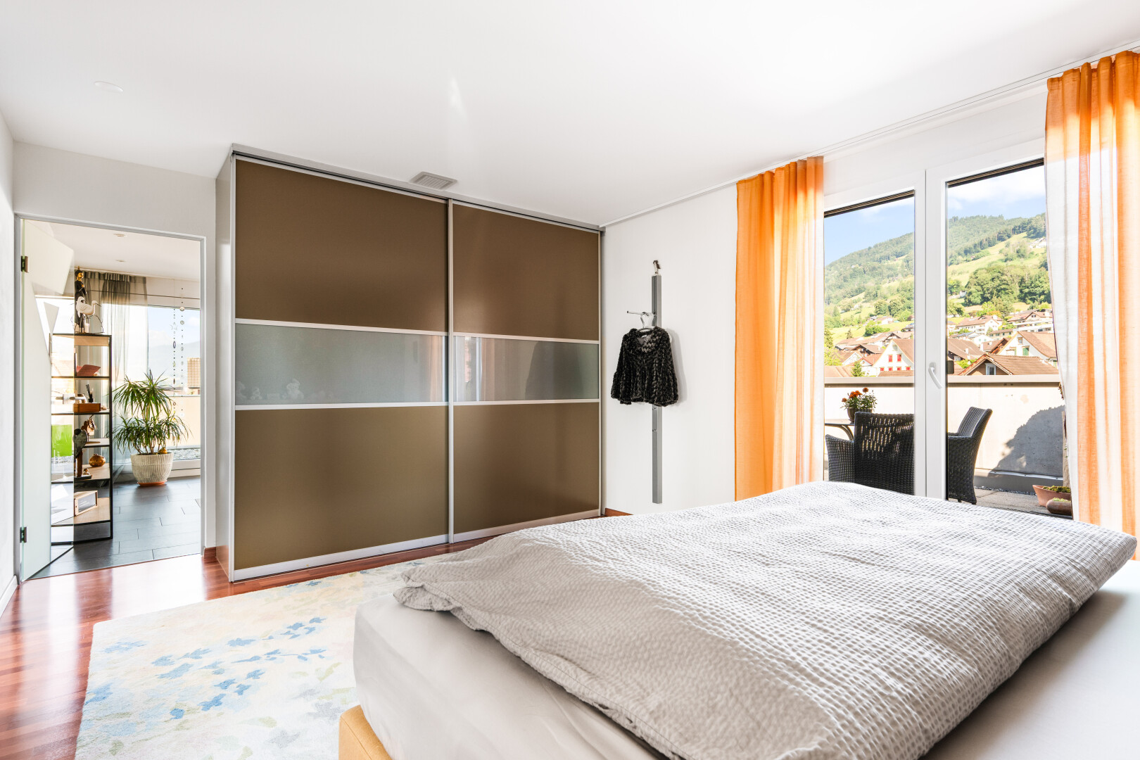 zimmer / schlafzimmer mit inside property, außenzugang, natürliches licht, natural light, und gipskartonwand