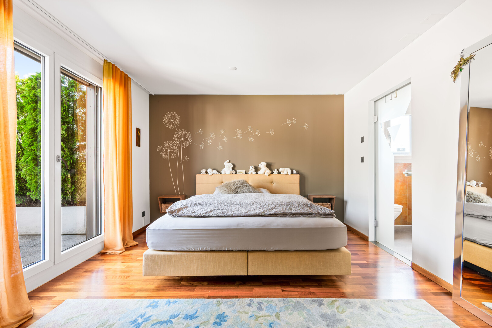 zimmer / schlafzimmer mit gipskartonwand, drywall, natürliches licht, natural light, und inside property