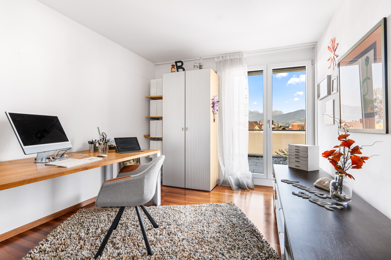 büro mit bürobereich, gipskartonwand, drywall, fernseher, und day time
