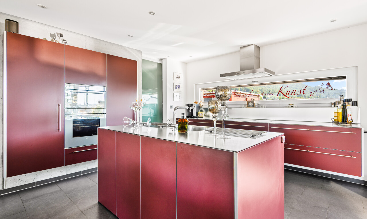 cuisine avec red cabinets, armoires rouges, inside property, light countertops, et kitchen island sink