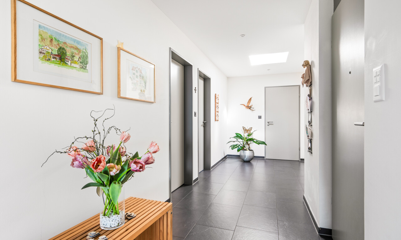 halle / korridor mit gipskartonwand, drywall, inside property, und aufzug
