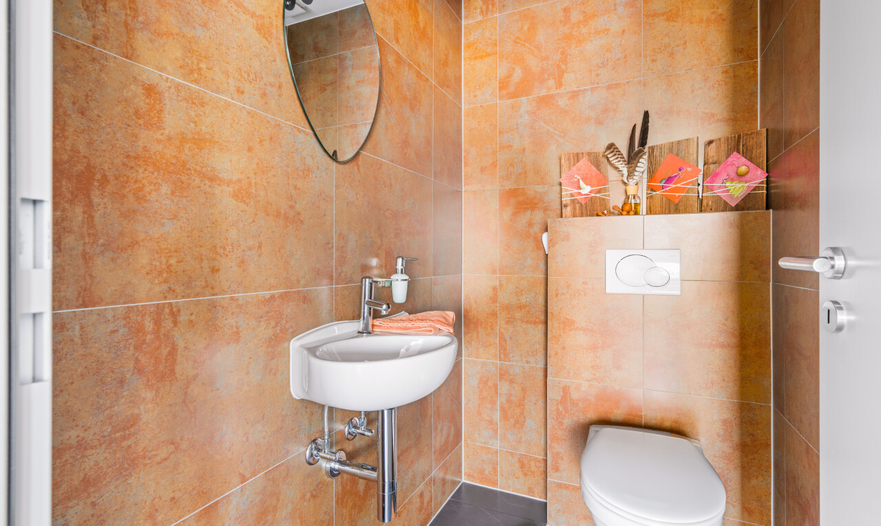 bad mit fliesenwand, tile wall, gäste-wc, spiegel, und inside property
