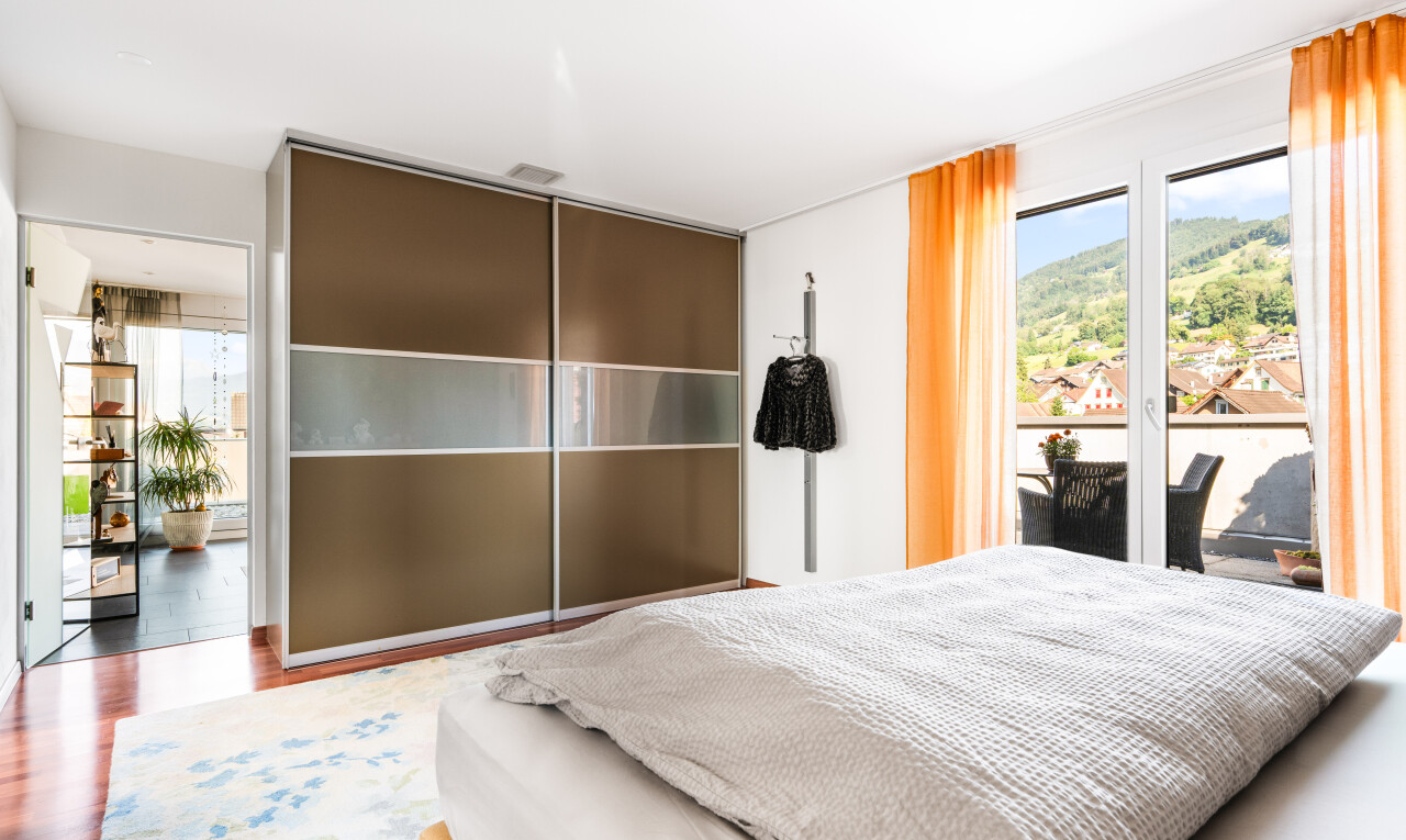 chambre avec inside property, accès à l'extérieur, lumière naturelle, natural light, et cloison sèche