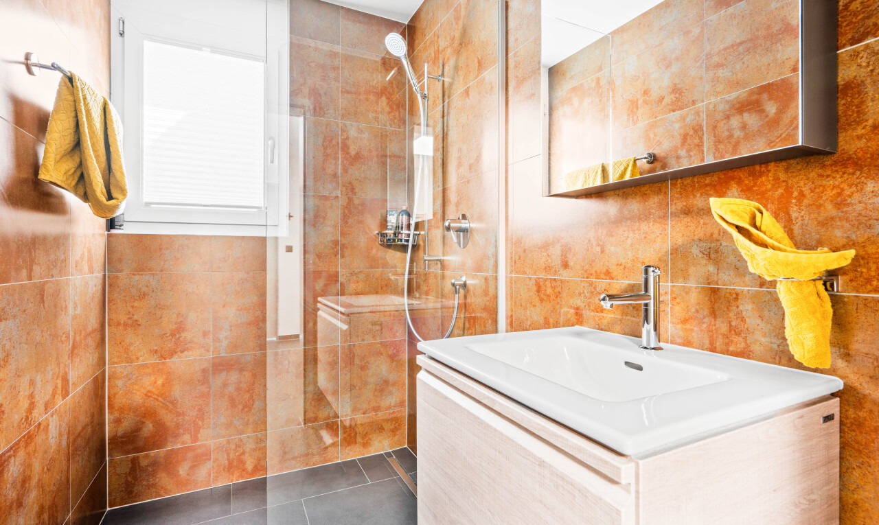 bad mit fliesenwand, tile wall, spiegel, dusche, und schminktisch