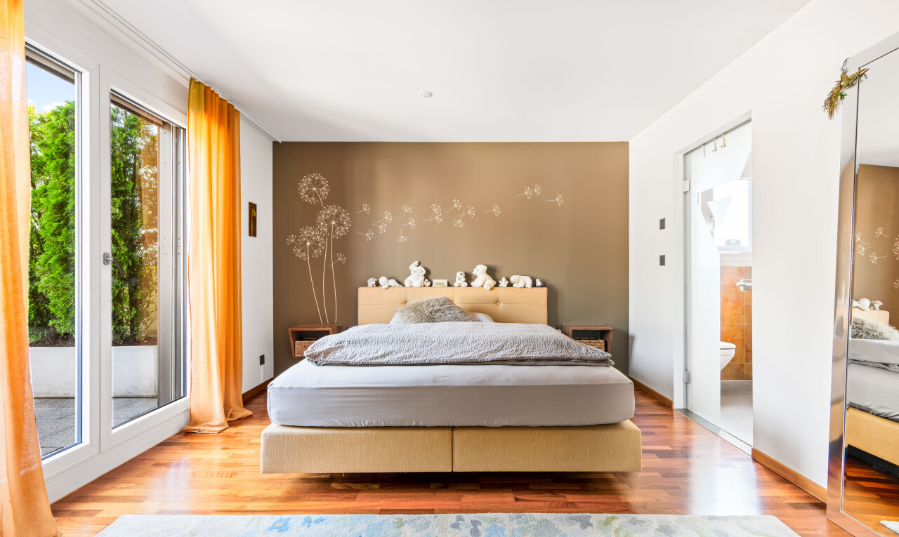zimmer / schlafzimmer mit gipskartonwand, drywall, natürliches licht, natural light, und inside property