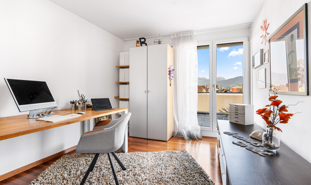 büro mit bürobereich, gipskartonwand, drywall, fernseher, und day time