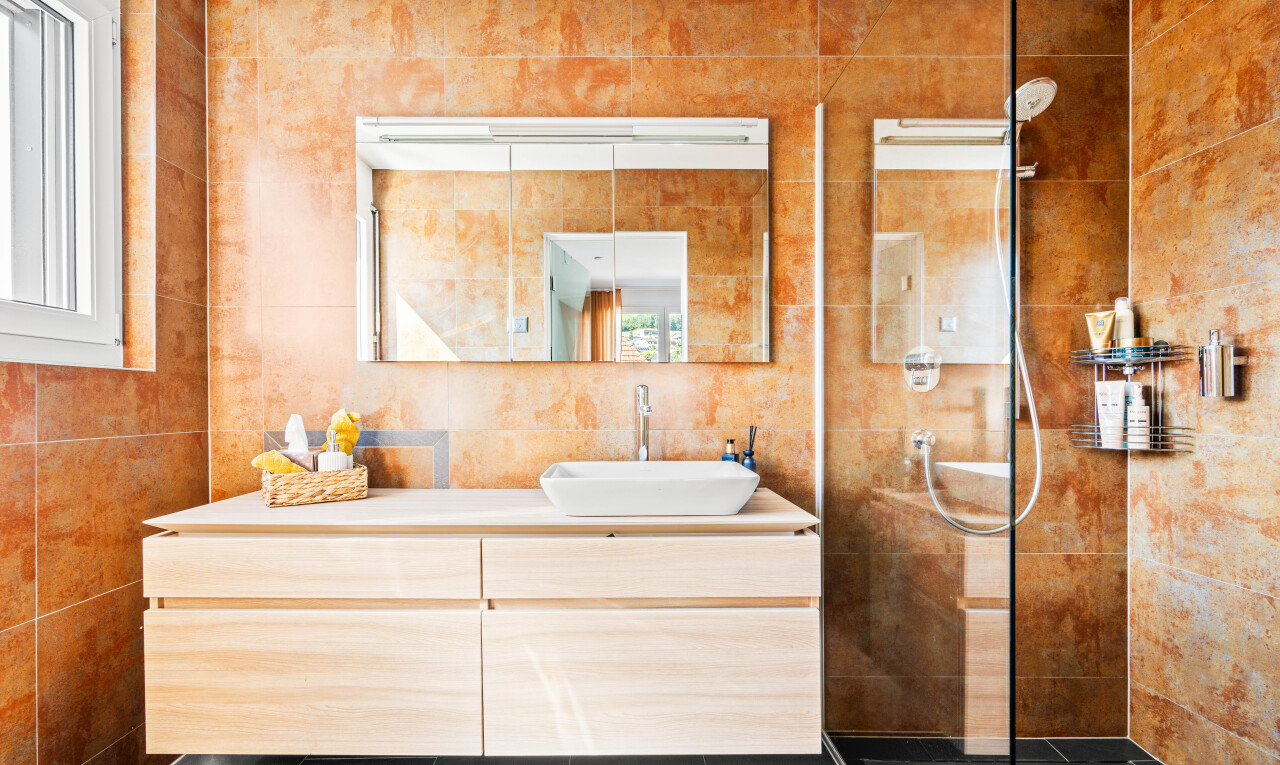 bad mit dark floor, schminktisch, inside property, dusche, und waschbecken