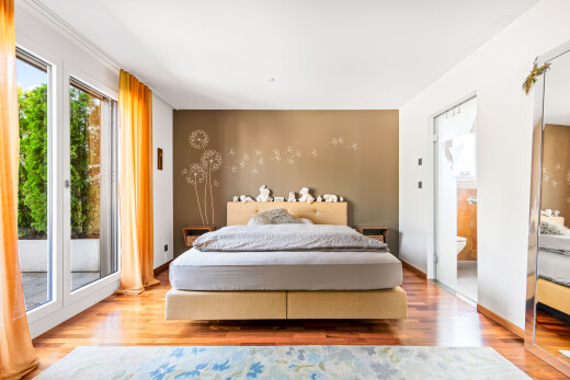 zimmer / schlafzimmer mit gipskartonwand, drywall, natürliches licht, natural light, und inside property