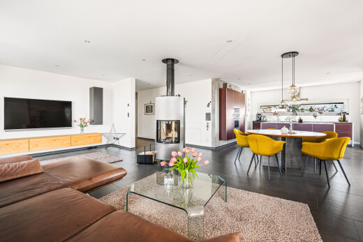 wohn- / esszimmer mit gipskartonwand, drywall, inside property, fernseher, und dark floor