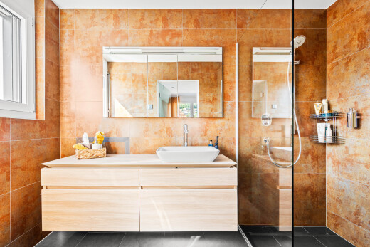 bad mit dark floor, schminktisch, inside property, dusche, und waschbecken