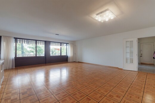 pièce vide avec natural light, lumière naturelle, inside property, drywall, et cloison sèche