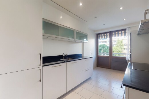 cuisine avec natural light, lumière naturelle, armoires avec insert en verre, armoires blanches, et tile floor