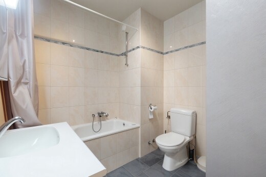 salle de bains avec mur en carrelage, tile wall, lavabo (ou coiffeuse selon le contexte), salle de bain complète, et évier