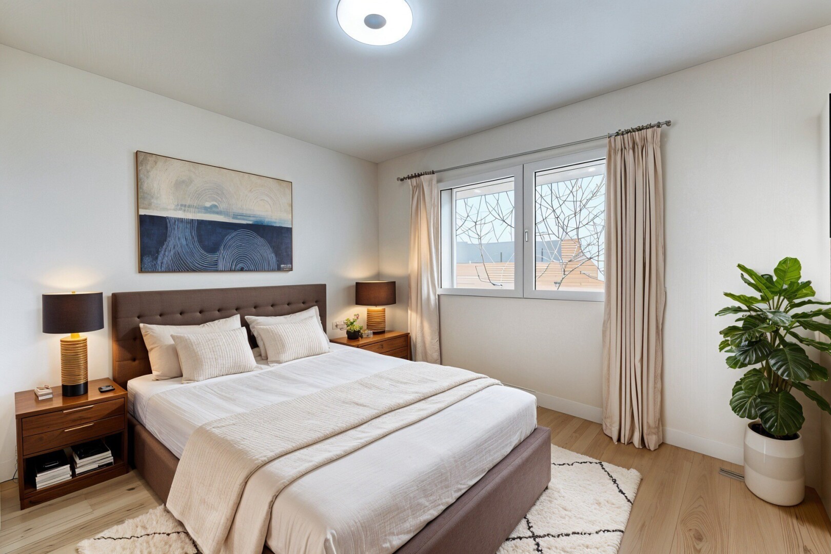 zimmer / schlafzimmer mit sockelleisten, natürliches licht, gipskartonwand, und holzfußboden