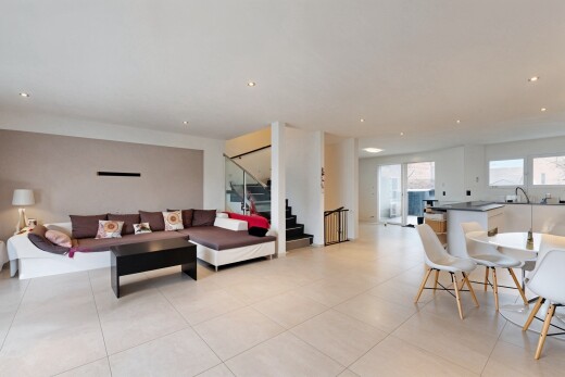 wohn- / esszimmer mit treppen, natürliches licht, fliesenboden, einbauleuchten, und gipskartonwand