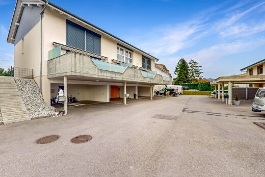 außenansicht mit parkplatz