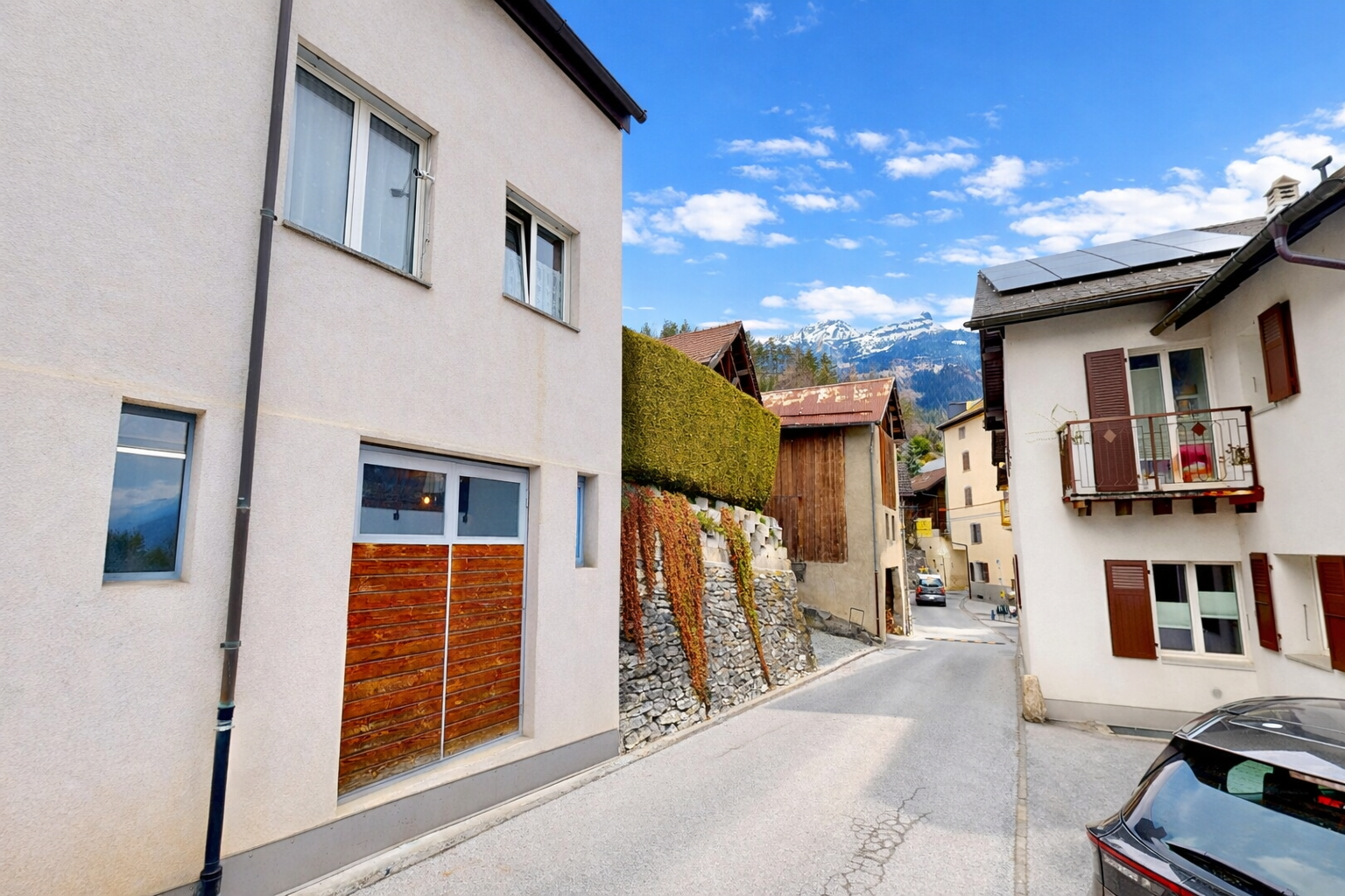 façade avec bardage en stuc, panneaux solaires, day time, vue sur la montagne, et mountain view