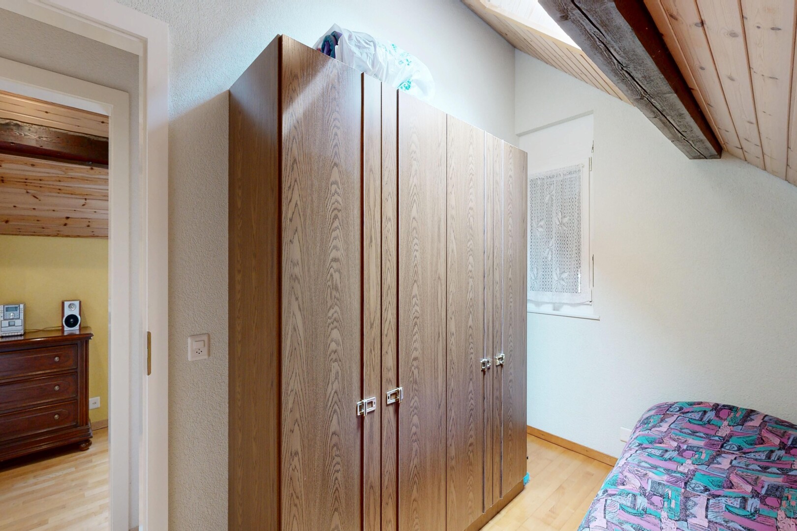 chambre avec inside property, plafond en bois, wood ceiling, sol en finition bois, et wood finish floor