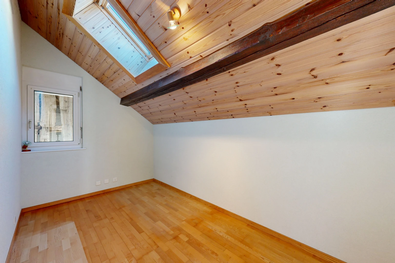 pièce vide avec puits de lumière, wood ceiling, plafond en bois, vaulted ceiling, et plafond voûté