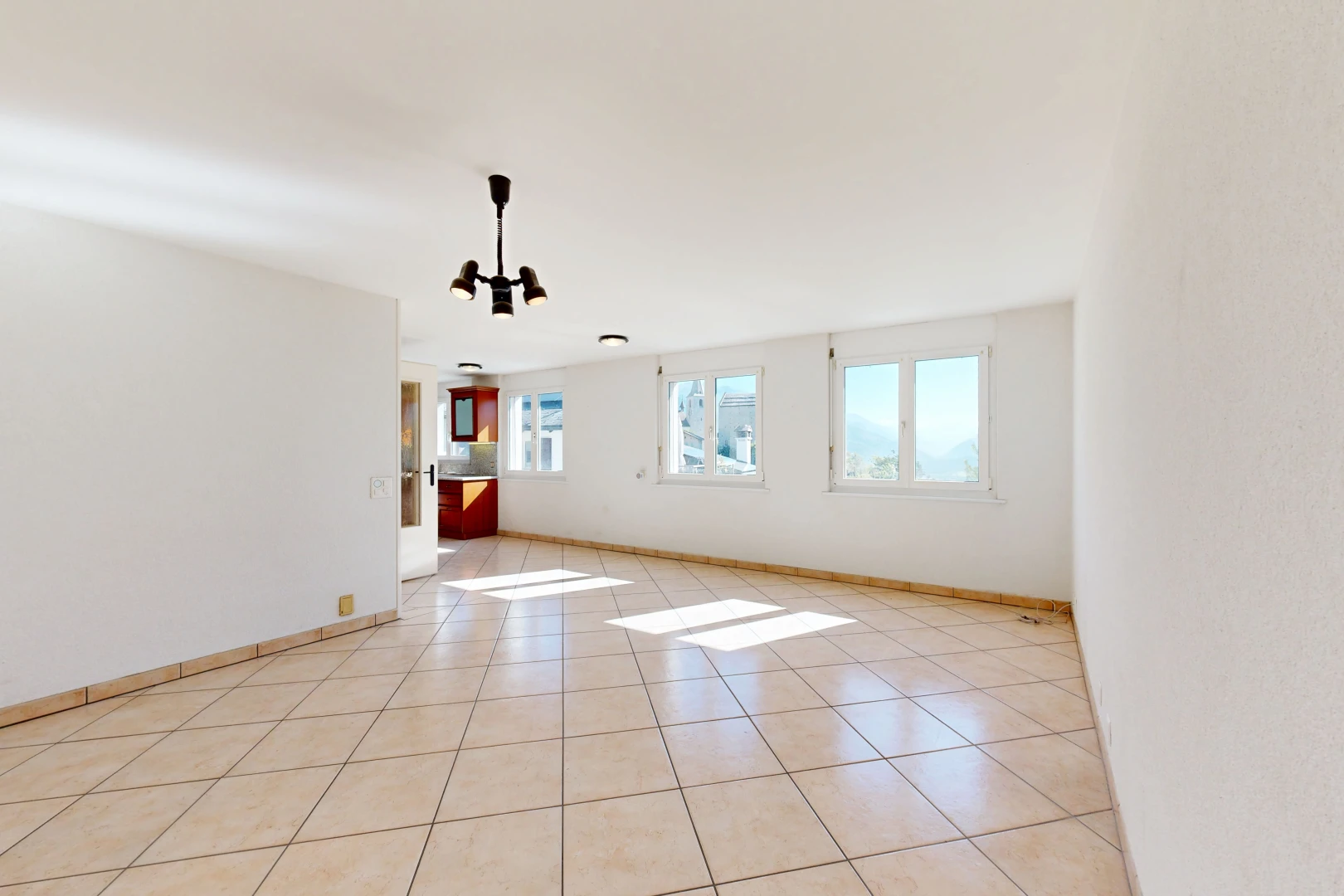 pièce vide avec lumière naturelle, light floor, tile floor, sol en carrelage, et baseboards wall