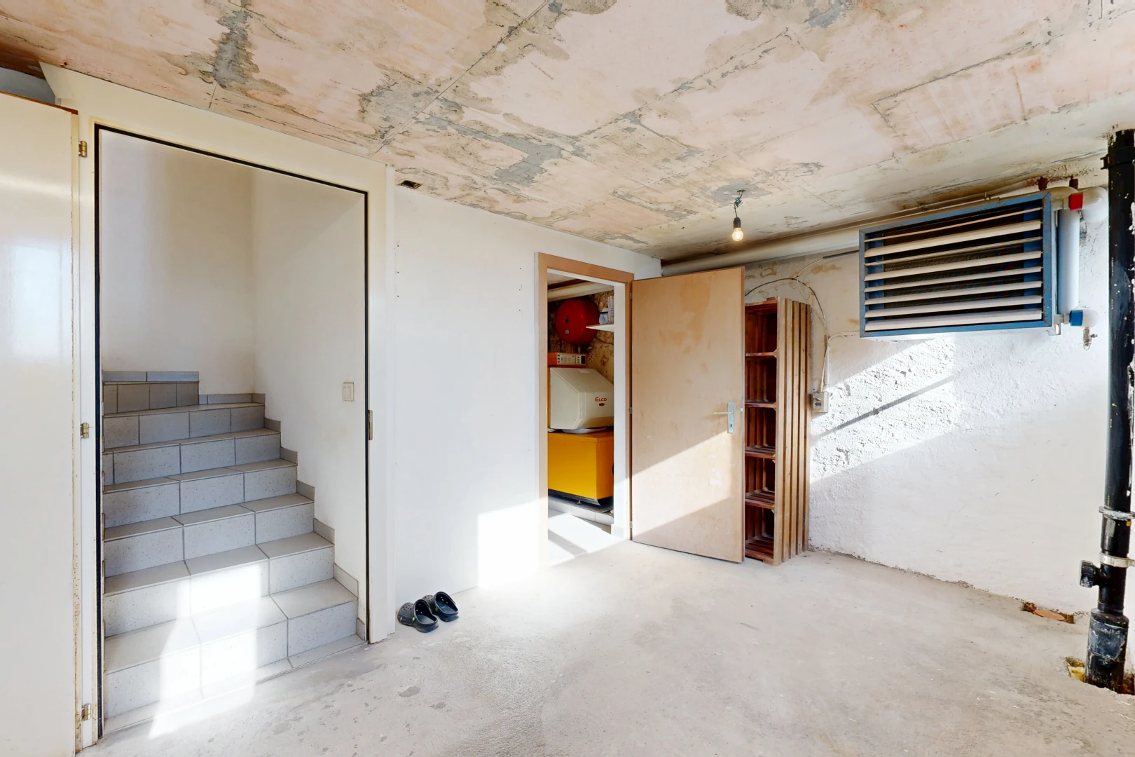 escaliers avec escaliers, sol en béton, concrete floor, other stairs, et inside property