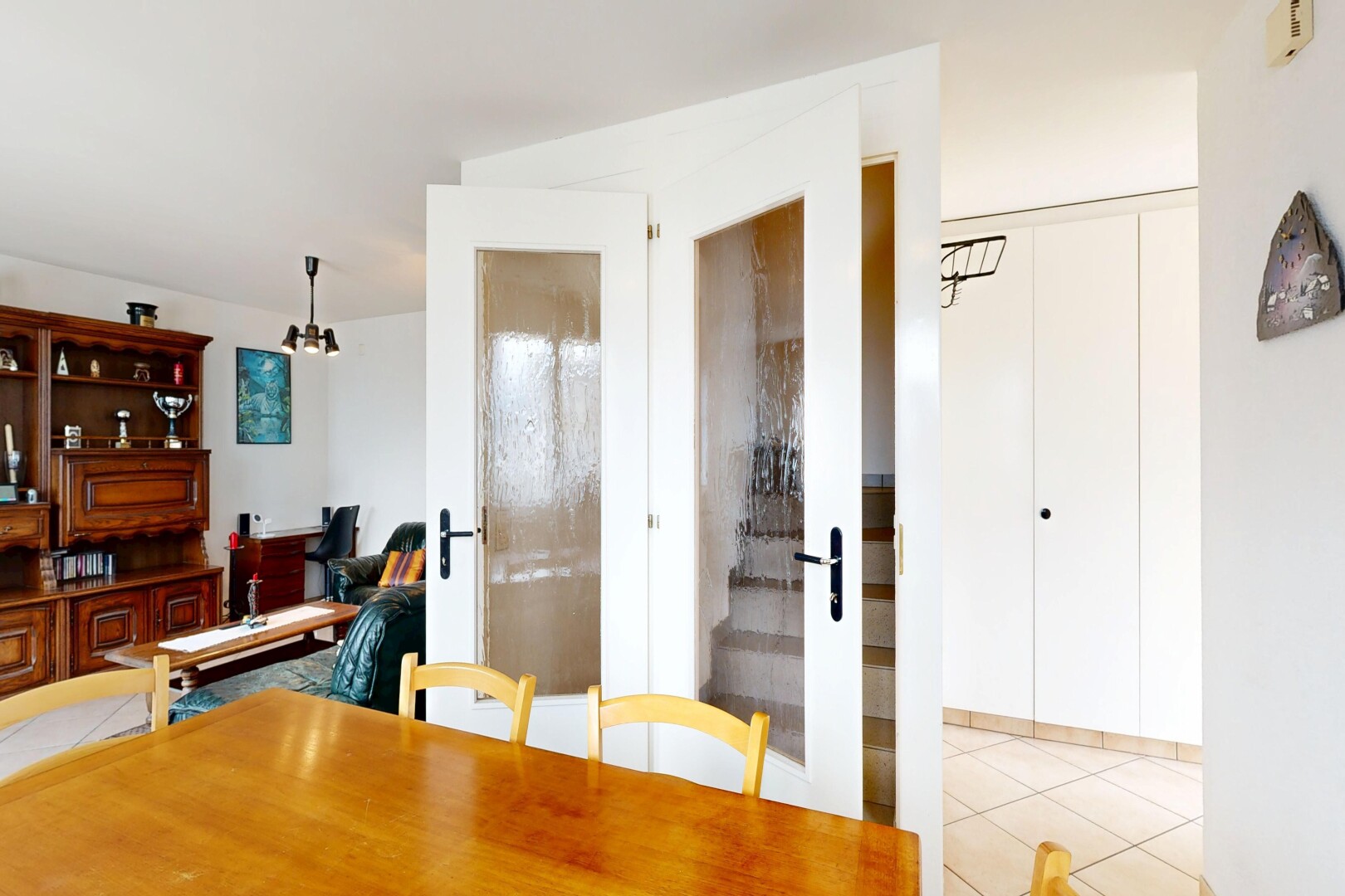 salle à manger avec inside property, cloison sèche, drywall, light floor, et sol en carrelage