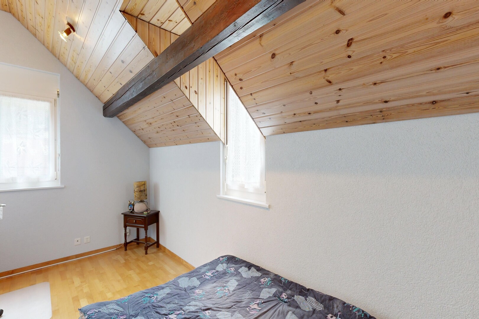 chambre avec plafond en bois, wood ceiling, plafond voûté, vaulted ceiling, et plafond bas