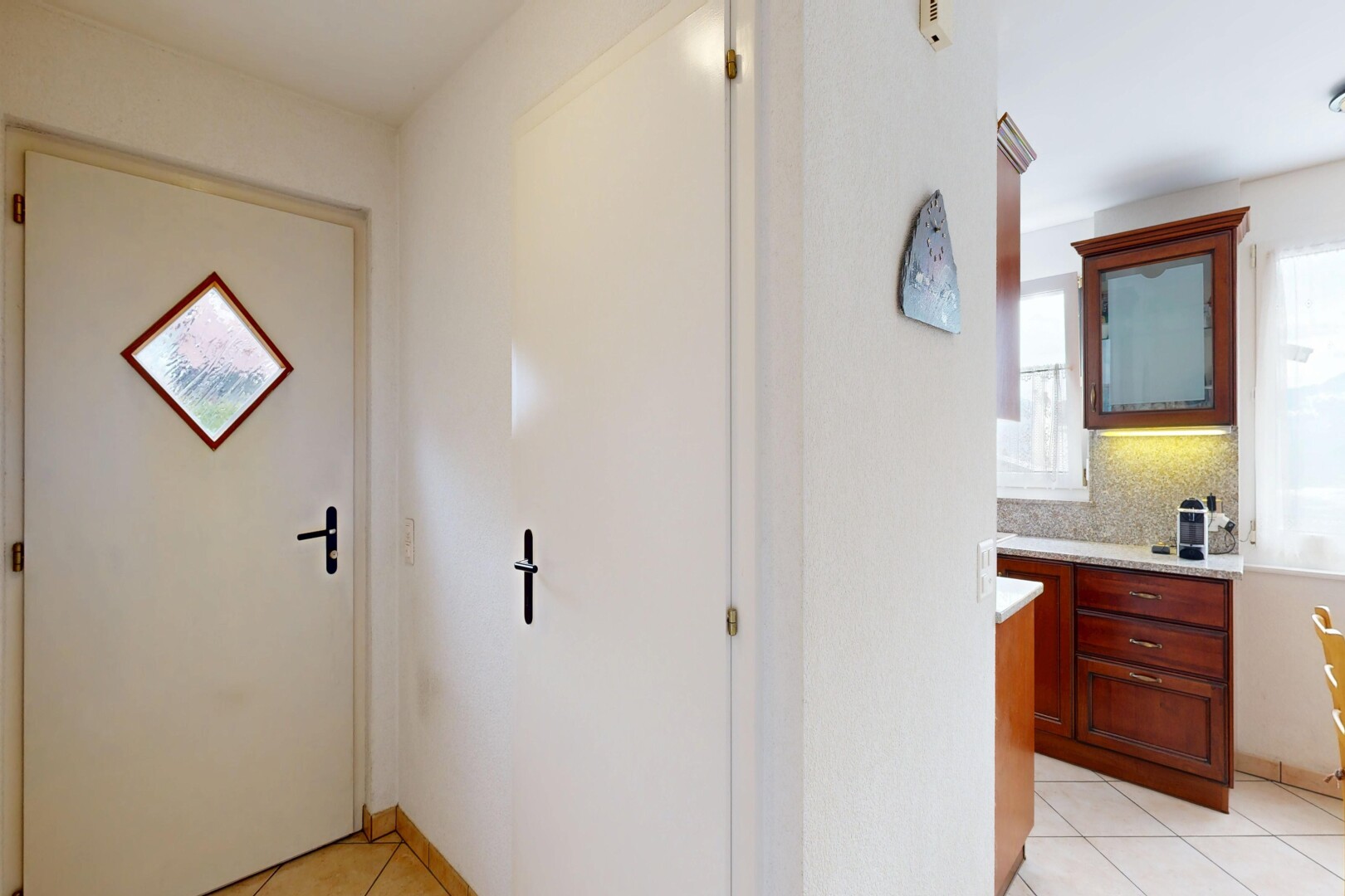 cuisine avec light floor, light countertops, lumière naturelle, natural light, et sol en carrelage