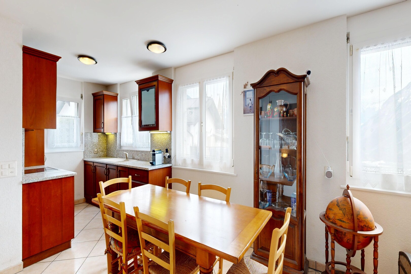 salle à manger avec light floor, inside property, sol en carrelage, tile floor, et lumière naturelle