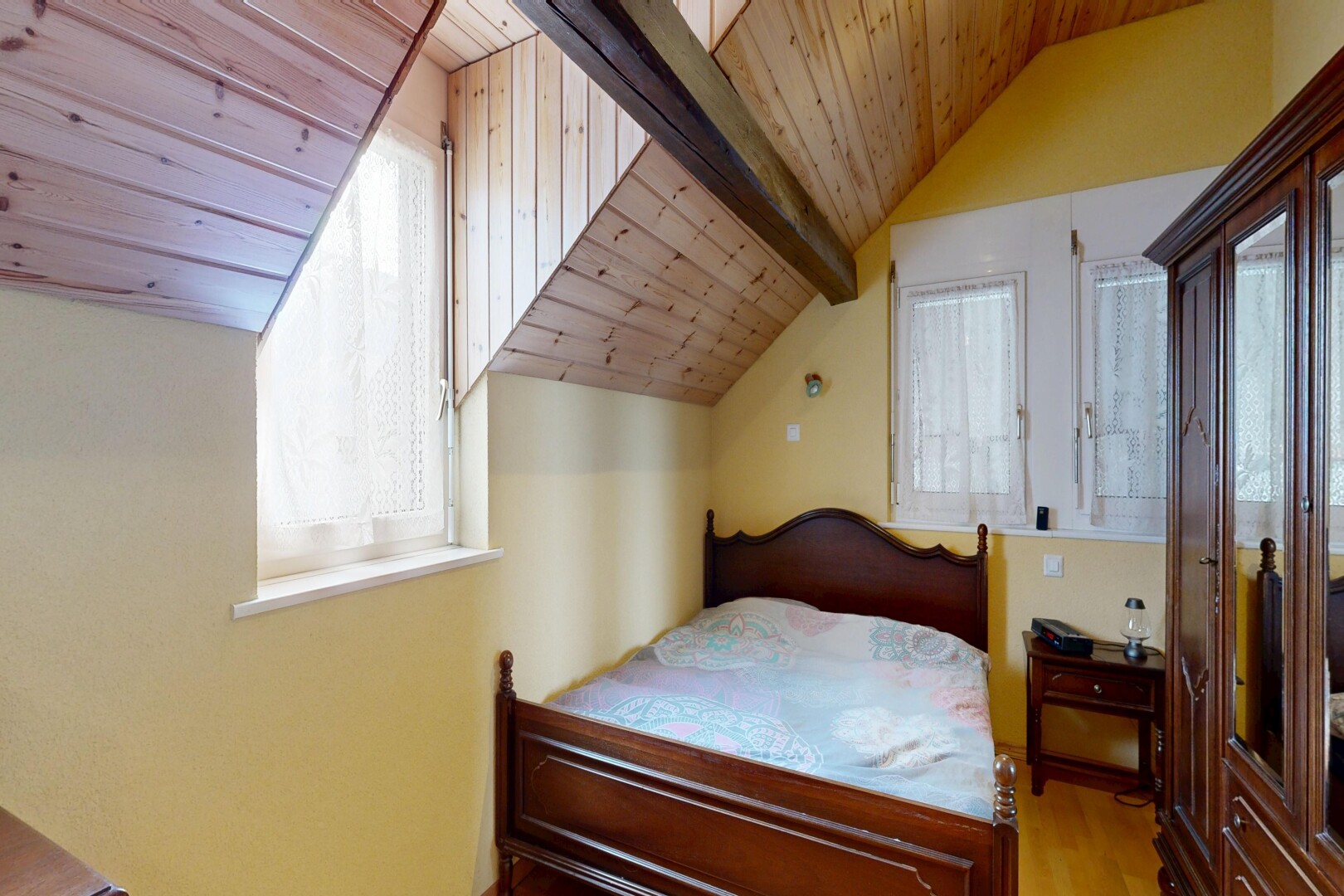 chambre avec plafond voûté, vaulted ceiling, plafond en bois, wood ceiling, et inside property