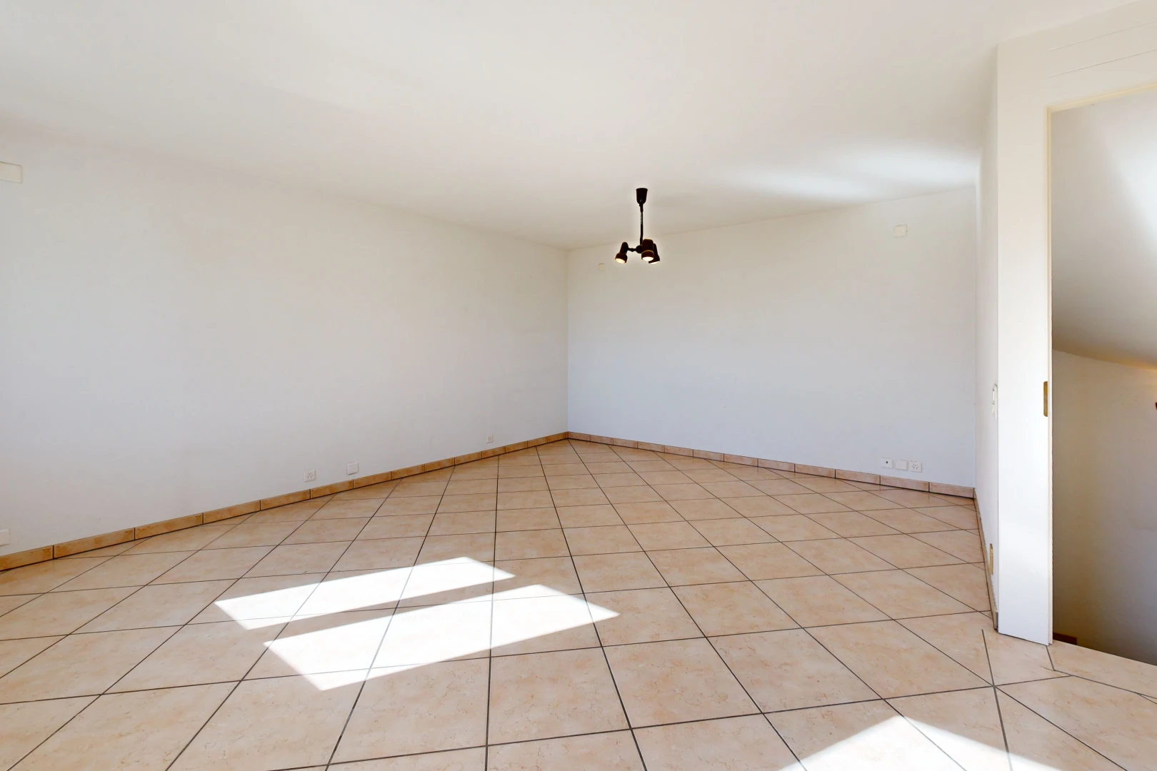 pièce vide avec light floor, drywall, cloison sèche, tile floor, et sol en carrelage