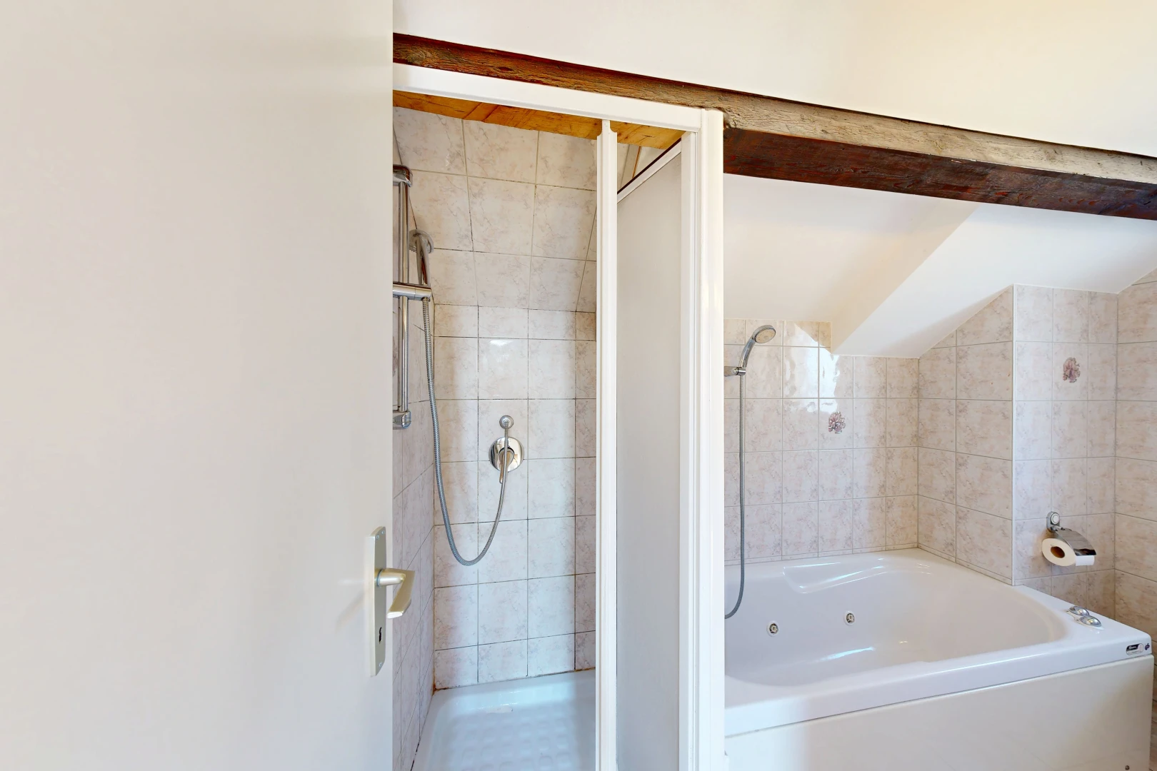 salle de bains avec douche, salle de bain complète, bain, et inside property