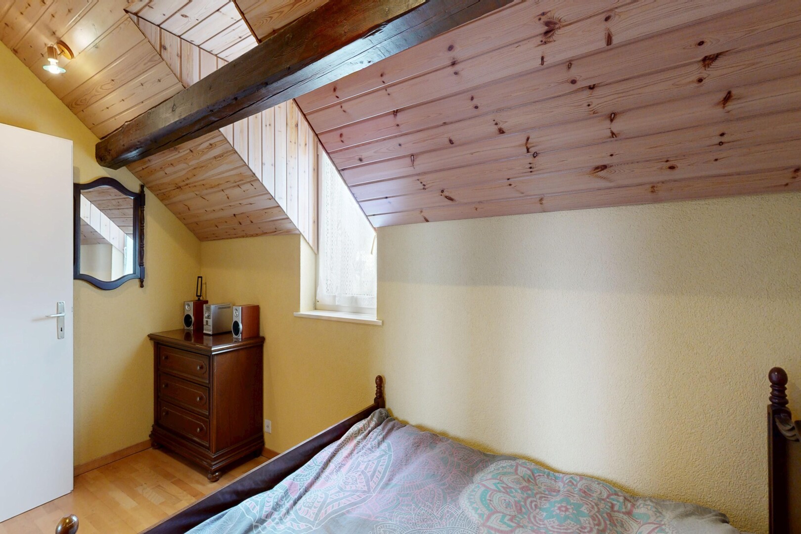 chambre avec vaulted ceiling, plafond voûté, wood ceiling, plafond en bois, et inside property