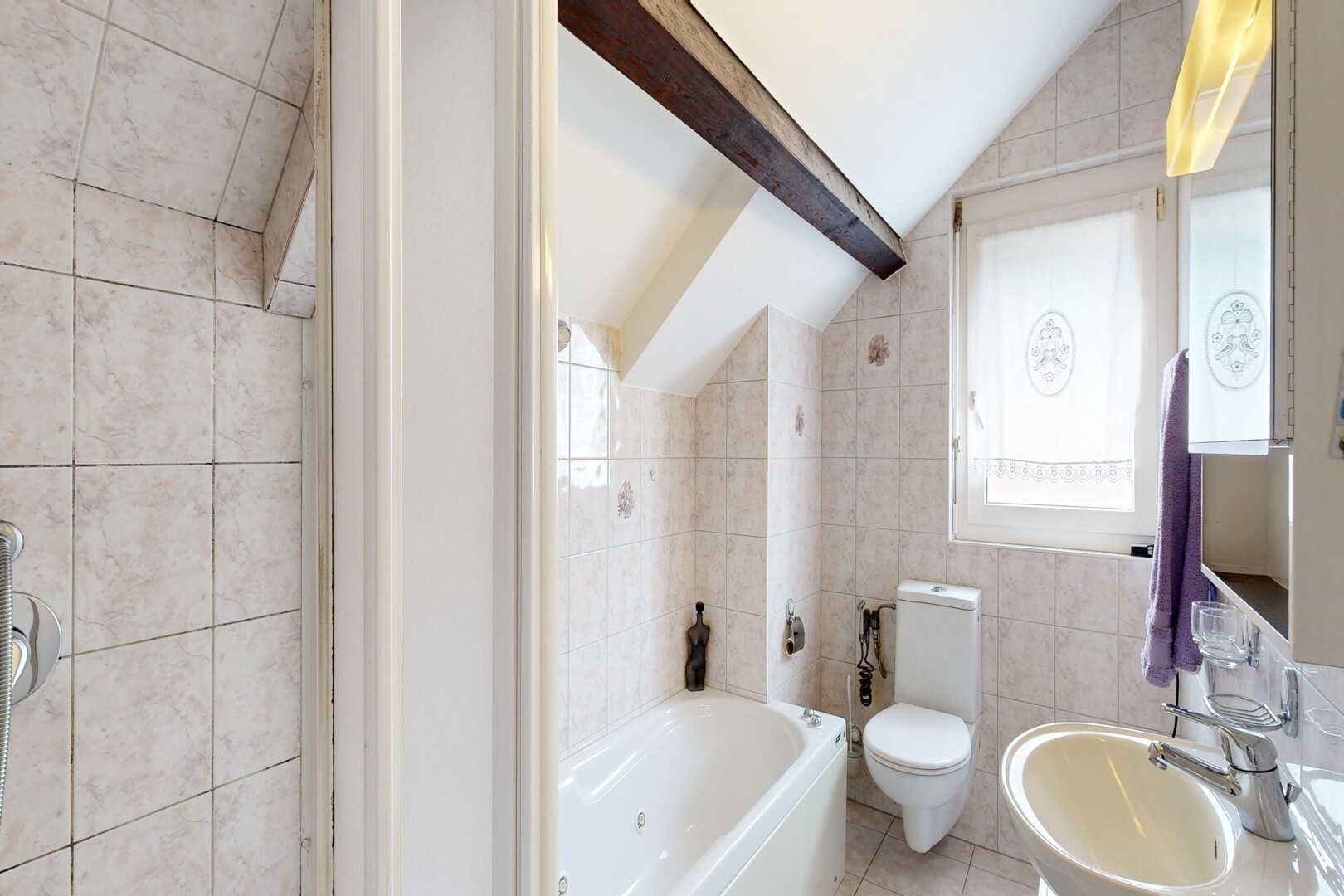 salle de bains avec mur en carrelage, tile wall, miroir, salle de bain complète, et inside property