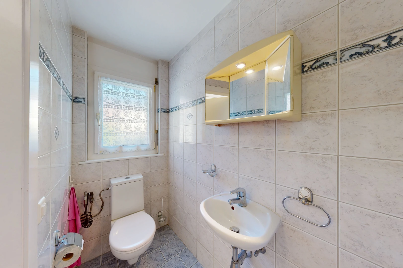 salle de bains avec miroir, toilette, tile wall, mur en carrelage, et évier