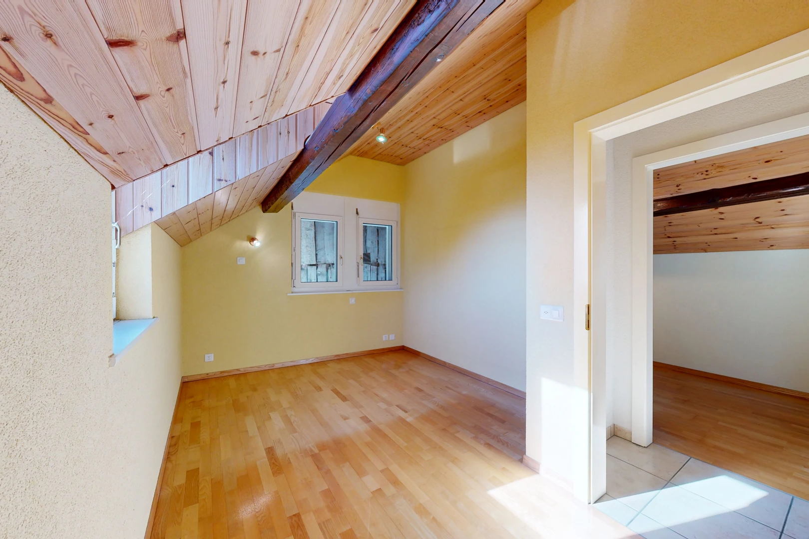 pièce vide avec plafond en bois, wood ceiling, sol en finition bois, wood finish floor, et high end ceiling