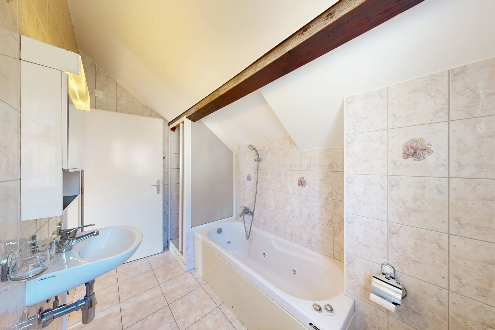 salle de bains avec douche, mur en carrelage, tile wall, plafond voûté, et vaulted ceiling
