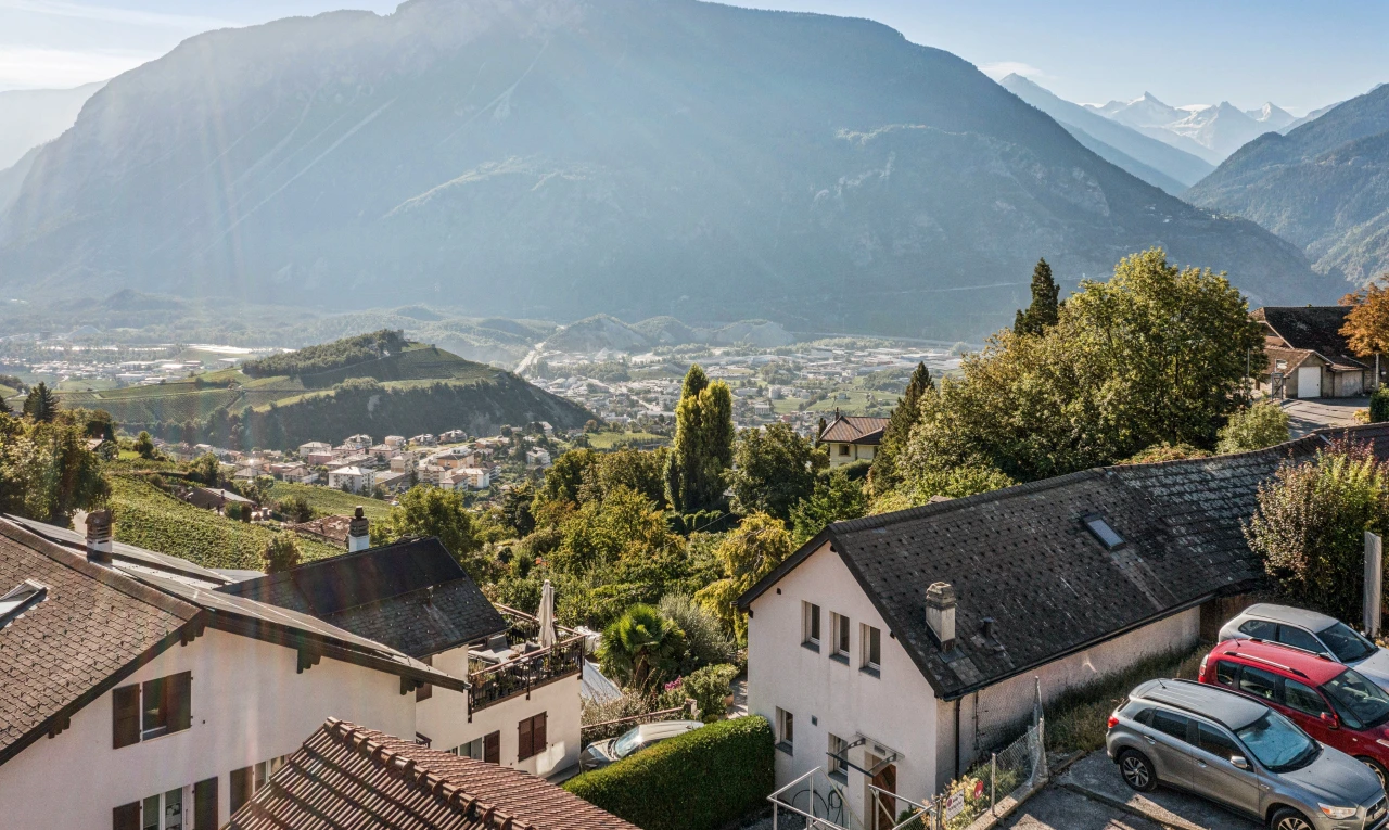 vue sur la montagne avec vue sur la montagne, mountain view, day time, et drone view