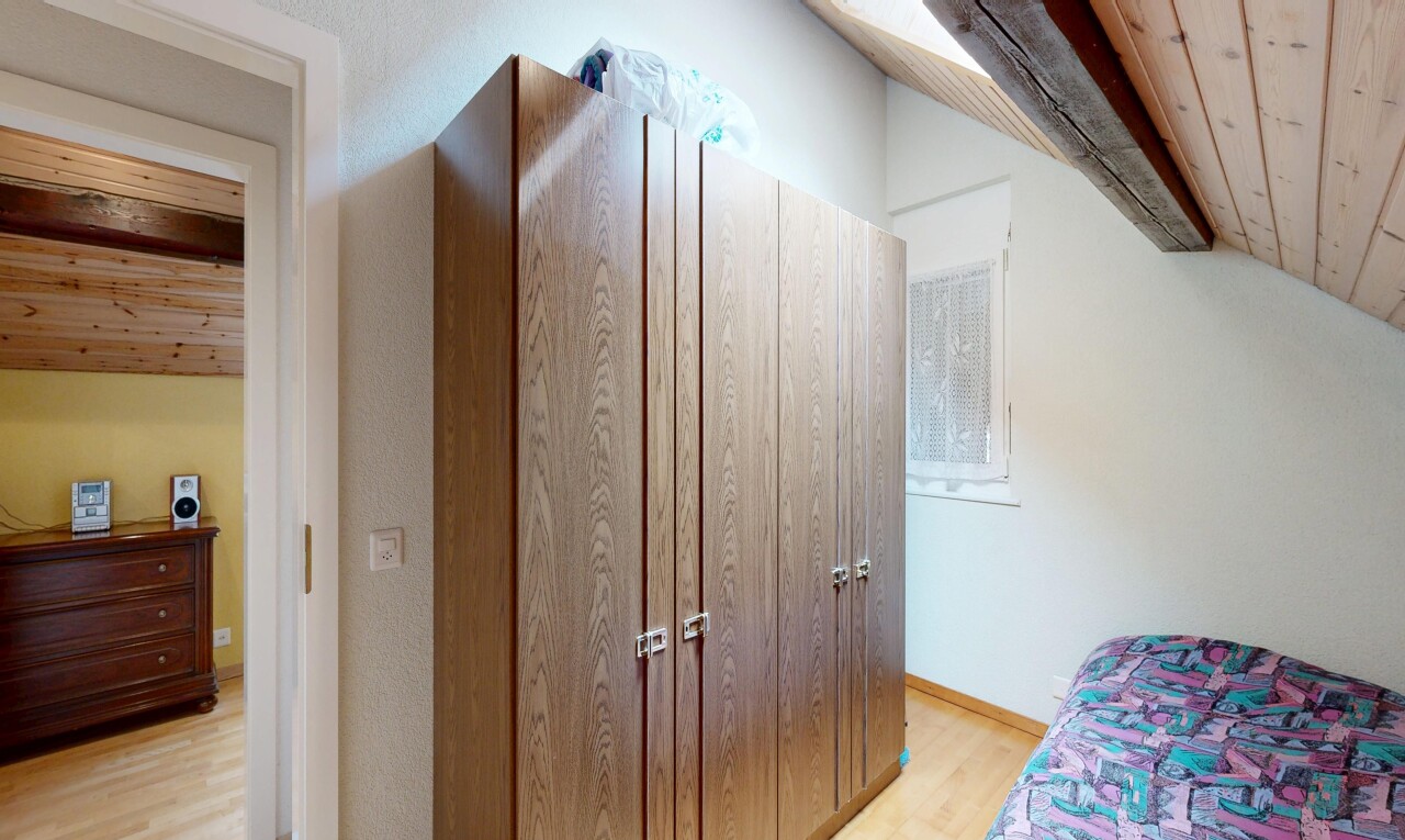 chambre avec inside property, plafond en bois, wood ceiling, sol en finition bois, et wood finish floor