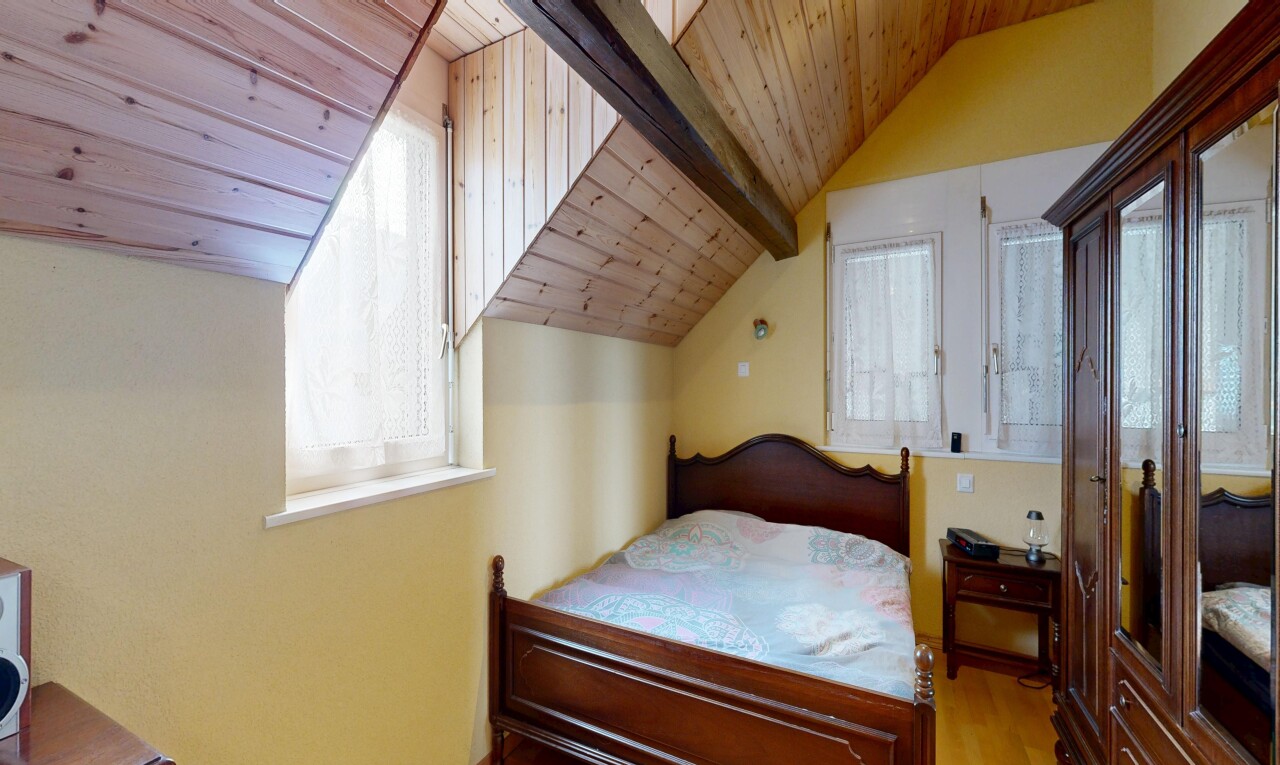 chambre avec plafond voûté, vaulted ceiling, plafond en bois, wood ceiling, et inside property