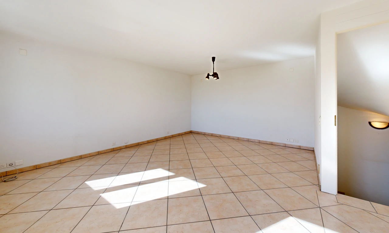 pièce vide avec light floor, drywall, cloison sèche, tile floor, et sol en carrelage