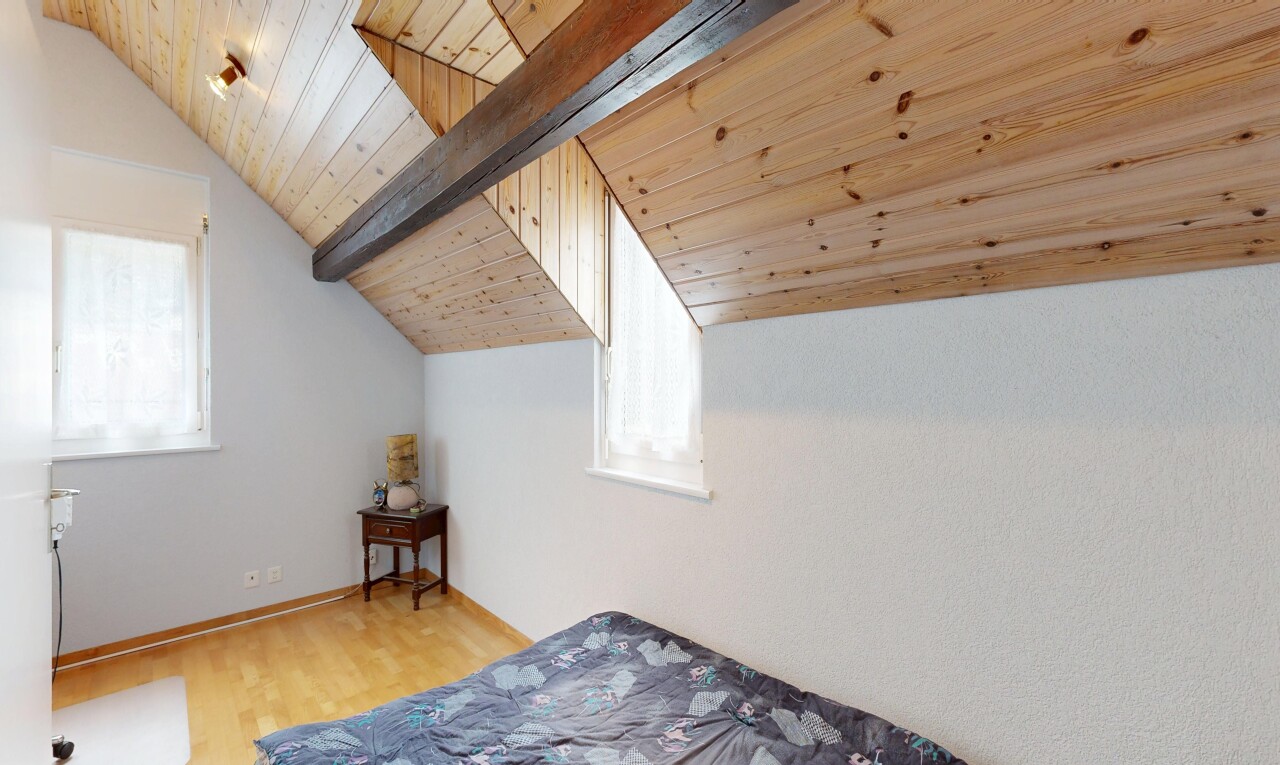 chambre avec plafond en bois, wood ceiling, plafond voûté, vaulted ceiling, et plafond bas