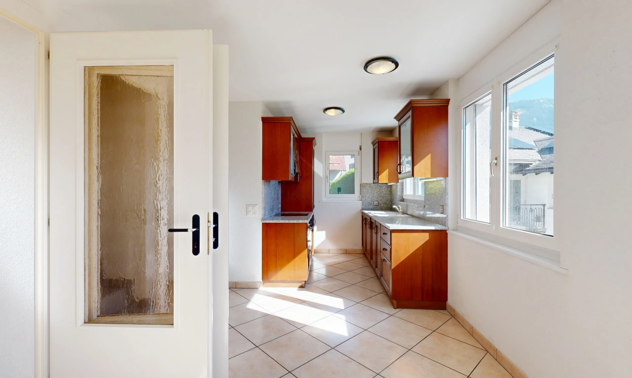 cuisine avec light floor, light countertops, plans de travail, lumière naturelle, et drywall