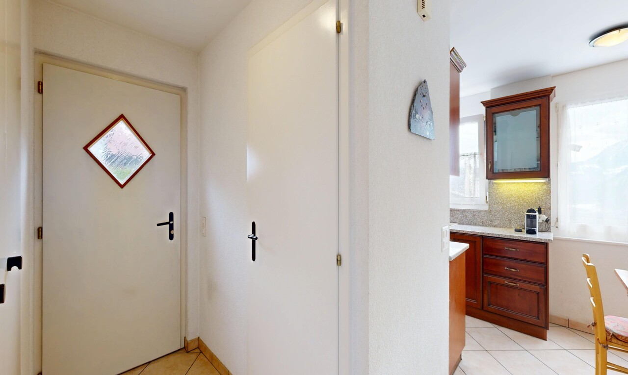 cuisine avec light floor, light countertops, lumière naturelle, natural light, et sol en carrelage