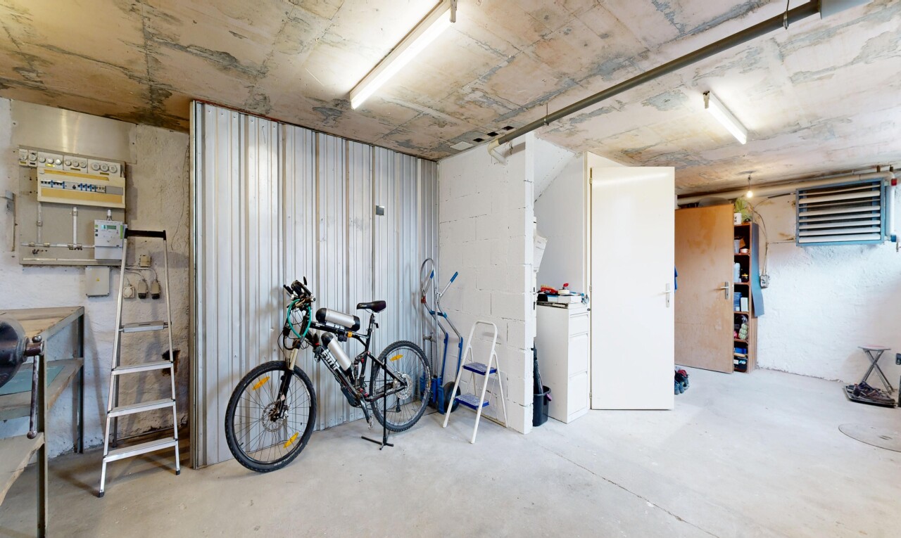 gym avec sol en béton, concrete floor, inside property, plafond en béton, et light floor