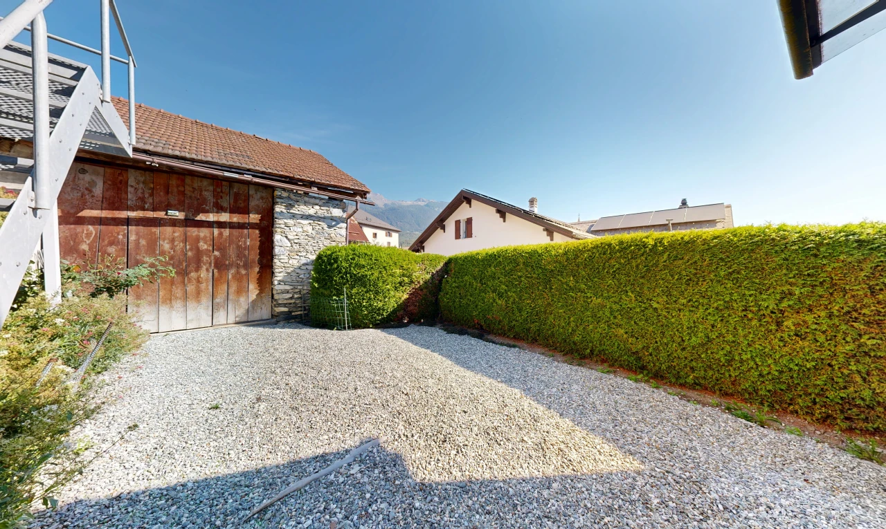 façade avec day time, from property, et clôture