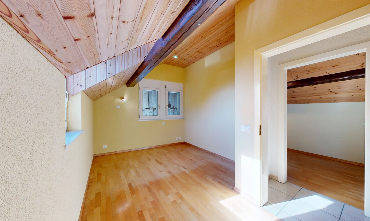 pièce vide avec plafond en bois, wood ceiling, sol en finition bois, wood finish floor, et high end ceiling