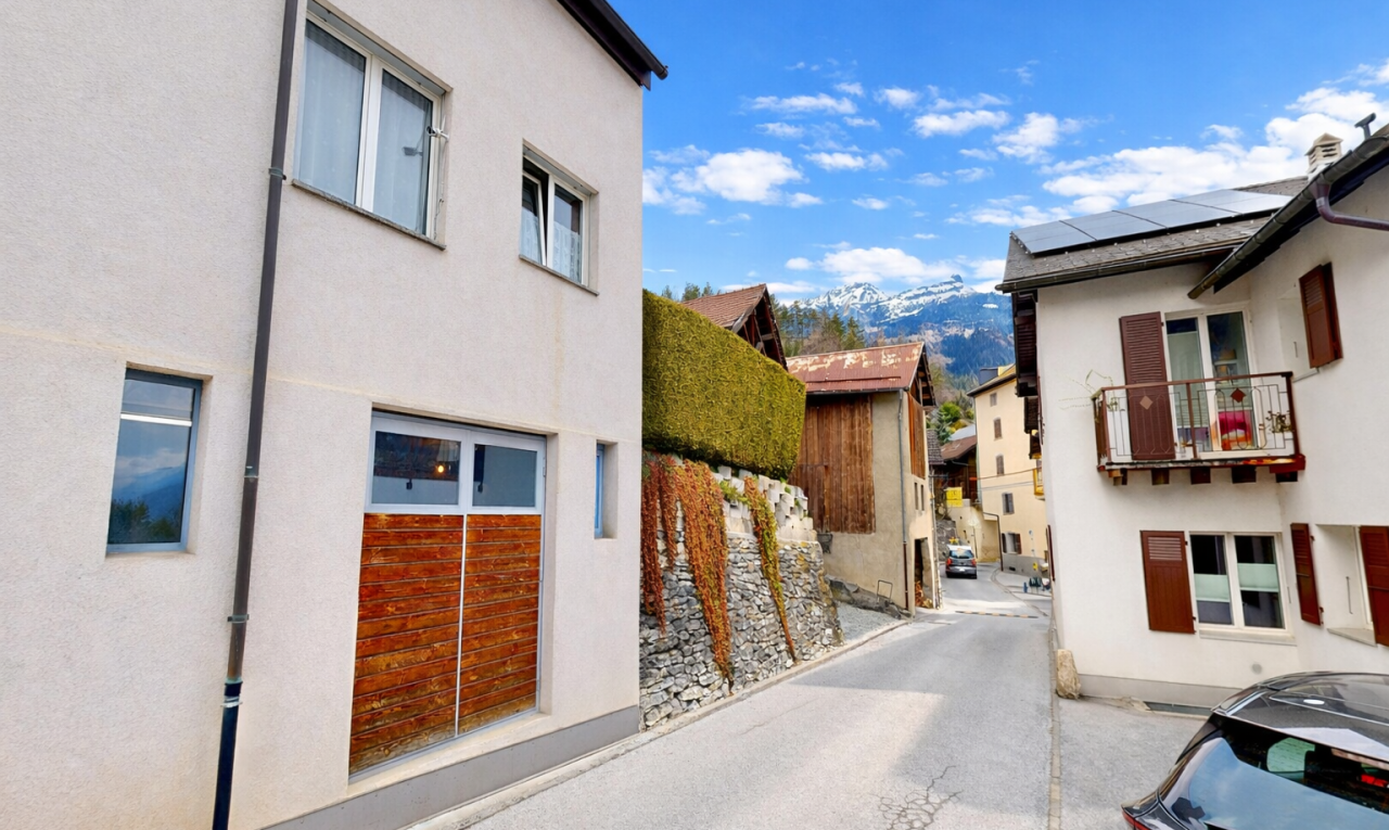façade avec bardage en stuc, panneaux solaires, day time, vue sur la montagne, et mountain view